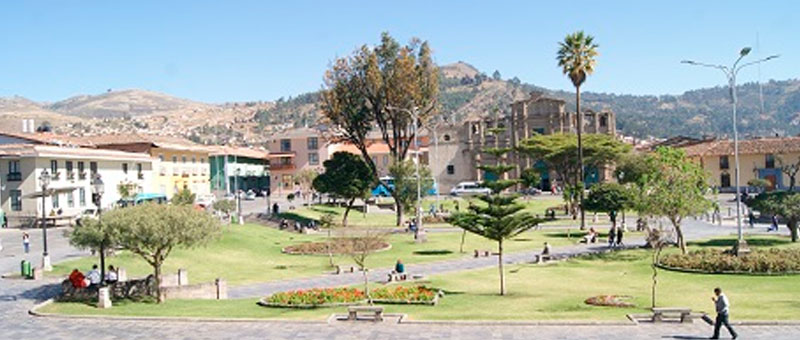  La céntrica Plaza de Armas está rodeada de edificios de arquitectura colonial